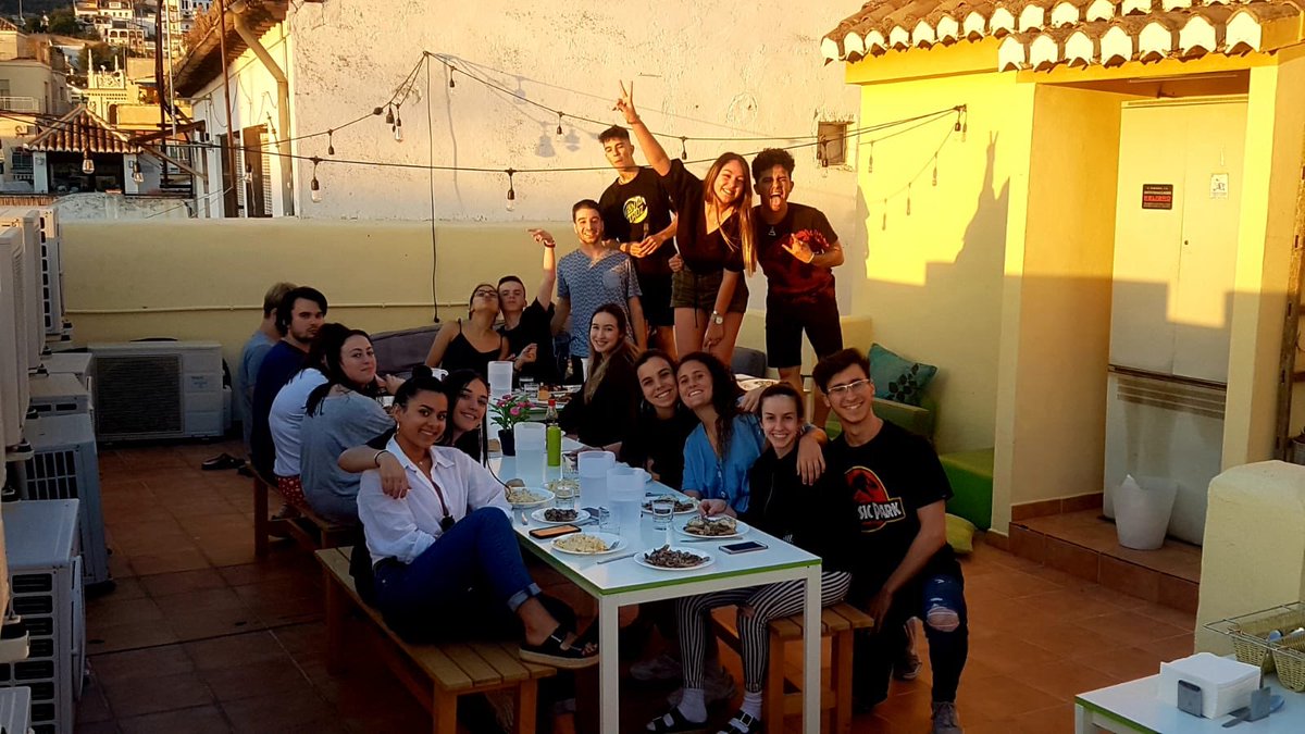 StudentsSuites's tweet photo. Esta fórmula es incuestionable:

Buen tiempo + Terraza = Momentazos 🤩
. 
#StudentsSuites #StudentsXD #StudentsLife #Students #XD #Terraza #Cena #Dinner #SunnyDay #VidaStudents #Granada #UGR #Residencia https://t.co/SNzwzMrgqL
