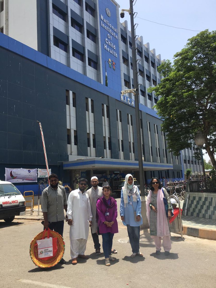 Our students distributing eid gifts to children at National Institute of Child Health and at Darus Sukoon. They exchanged Eid Greetings with children and their parents during their visit to different hospitals..

#EidUlFitr#CelebratingHappiness #SpreadingLove  #DIHE #DIHEAN