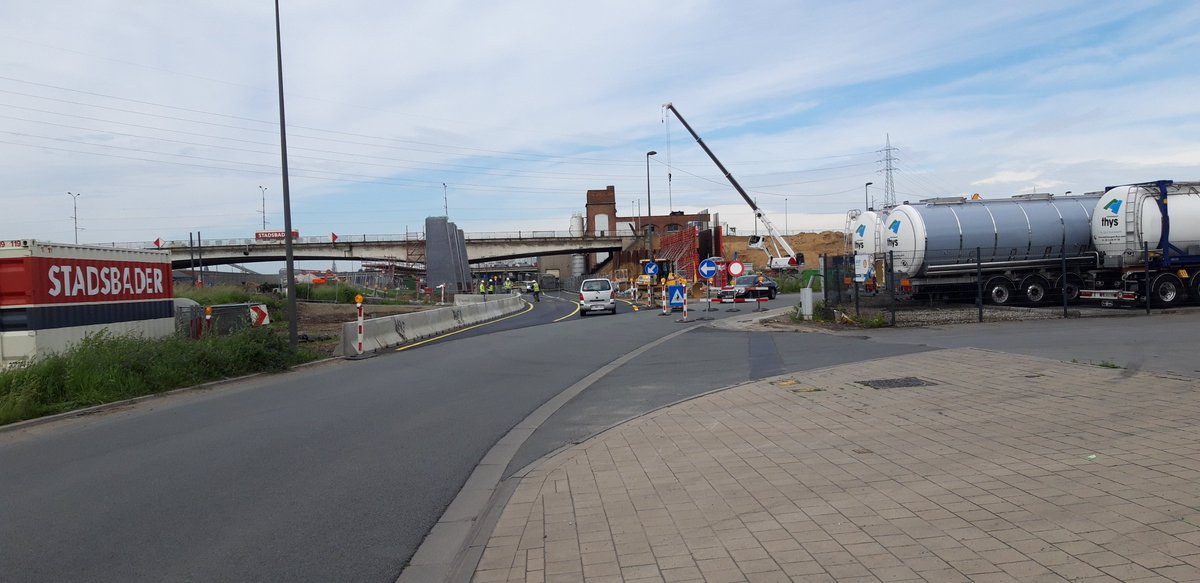 brug_bruno's tweet photo. Vanaf nu nieuwe verkeerssituatie voor oost-westverkeer Vaartkaai-Carrettestraat aan #Theunisbrug.  Carrettestraatbrug onderbroken.  Wegverkeer via tijdelijke omleidingsweg achter #Candico.  Fietsers blijven op jaagpad. @StadsbaderNV #Artes @Stad_Antwerpen @Vlaamsewaterweg https://t.co/iIHzOeZckz
