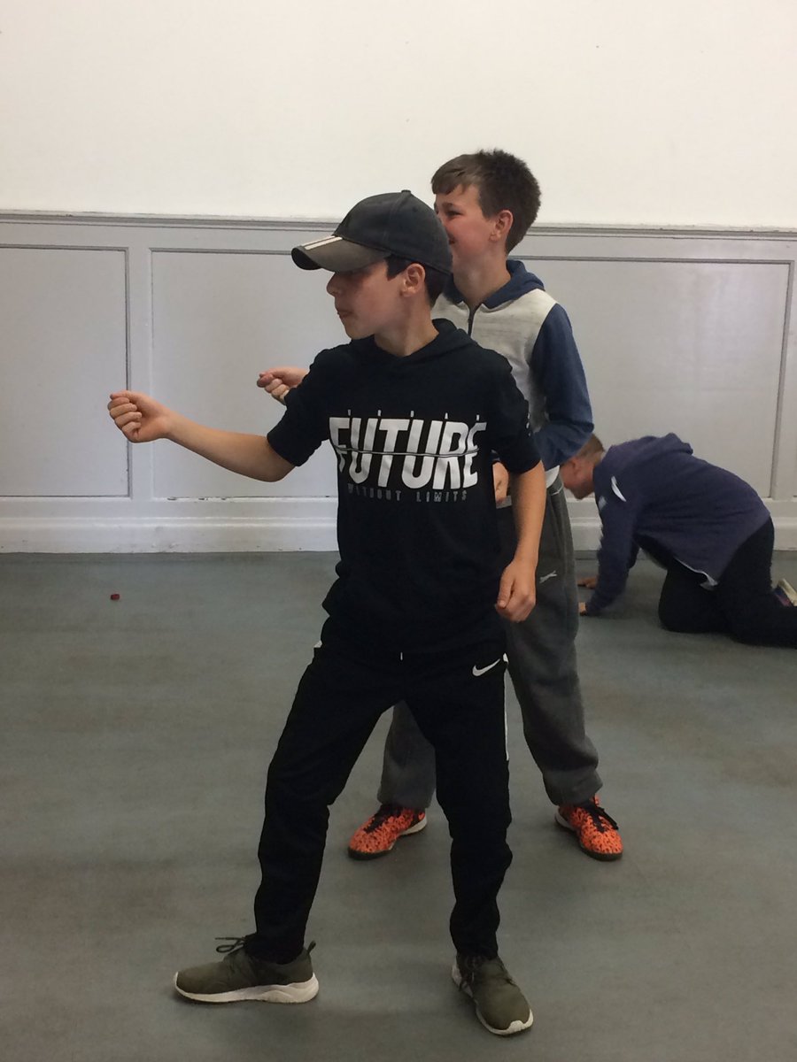 MontgomeryJun's tweet photo. Practising the fencing stance #kingswood19 https://t.co/PvurKPjABQ