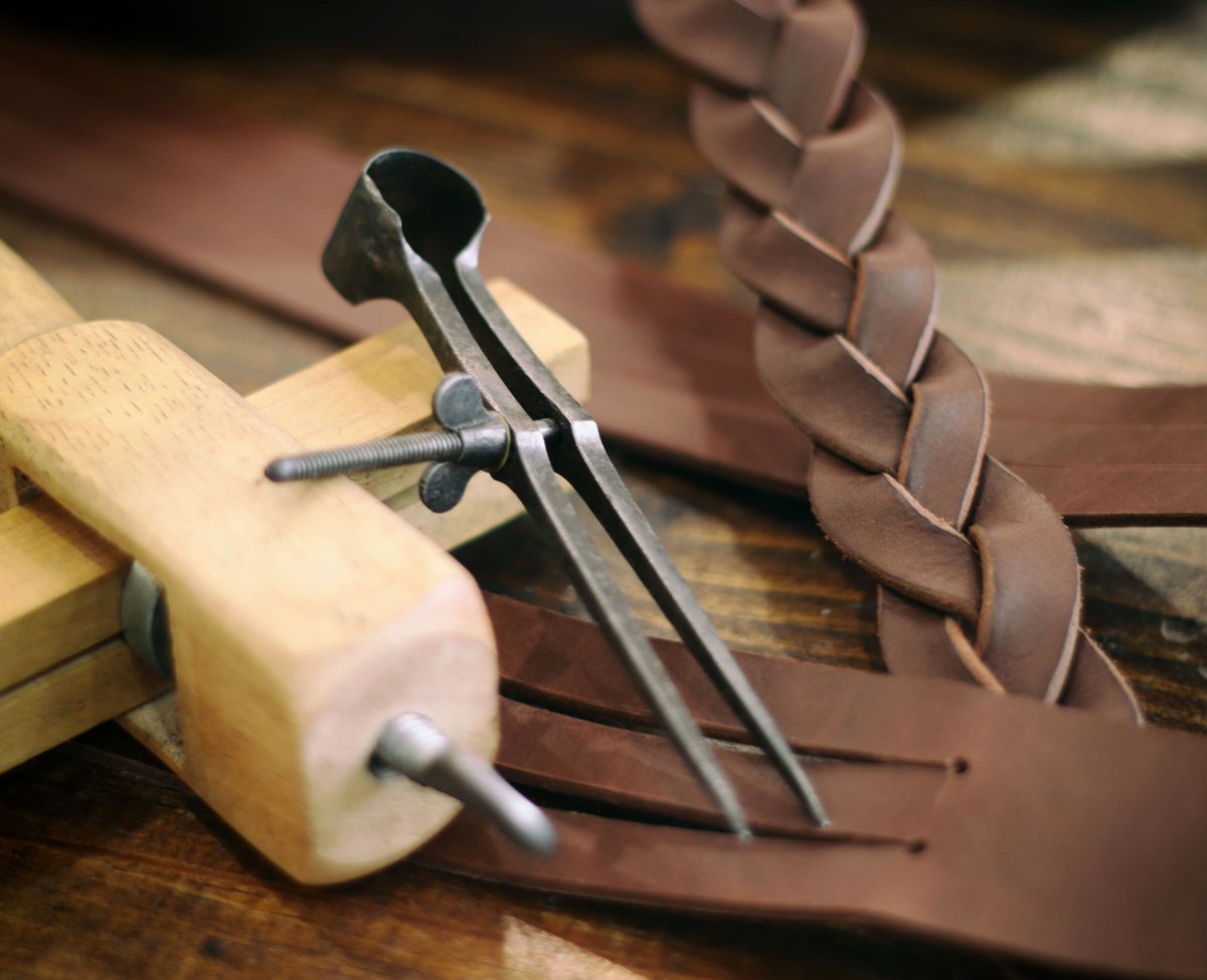 cocuan's tweet photo. Teasting braids with wet thick leather. The challenge is make belts. Keep you informed if I get it :) #handcraftedleather #leatherbelt #belt #fullgrainleather #naturalleather #vegetabletanned #madetolast #accessories #style #rugged #cocuan #ripoll #girona #easternpyrenees https://t.co/MPxdUYyMPB