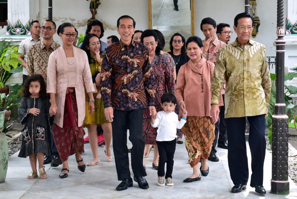 jokowi's tweet photo. Bersilaturahmi ke keluarga Keraton Ngayogyakarta Hadiningrat pada hari ketiga Lebaran di Yogyakarta, hari ini. 

Terima kasih atas sambutan hangat Sri Sultan Hamengkubuwono X dan keluarga besar keraton. https://t.co/zGShMR0JTC