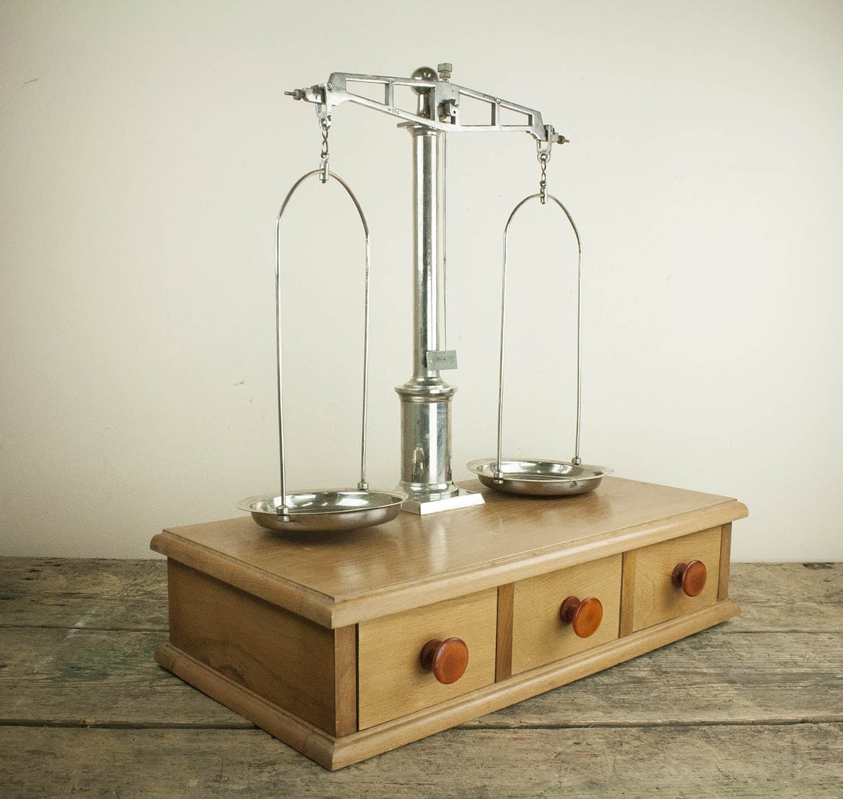 balkan_hangar's tweet photo. Vintage laboratory scale with wooden stand and bakelite stand for up to 1 kg. Beautiful decoration and collectible science items.
https://t.co/ndpA3Mm3Pe
#labscale #scales #vintagescale #vintagebalance #balance #labprops #scienceprops #etsy #etsyvintage #etsystore https://t.co/xw4Av6wILk