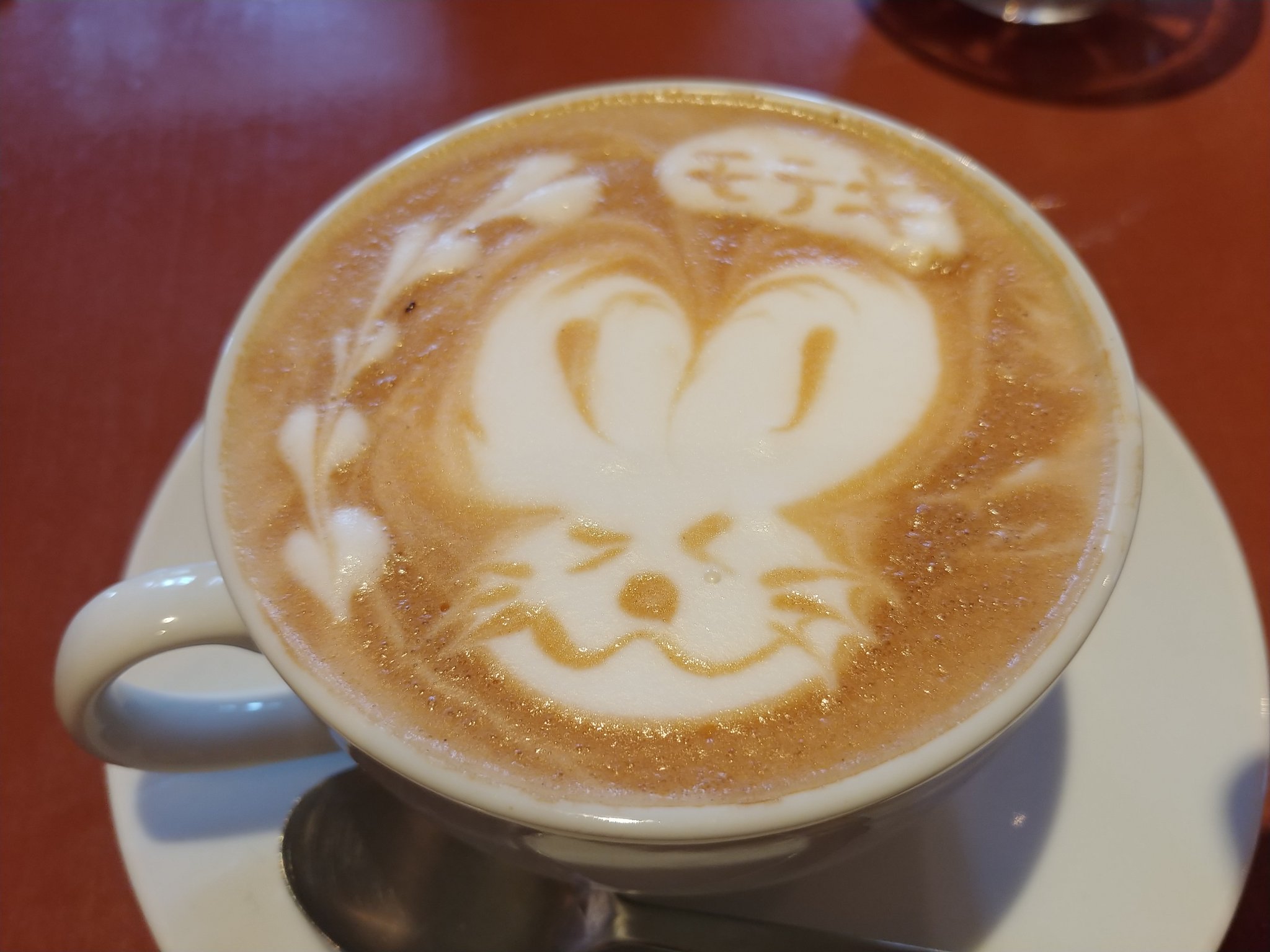 西山マキ マッキー そして偶然にも はかせこと徳田さんと合流 カフェラテがモテ期だぁ ホットカフェラテはアートでいつも楽しませてくれます マッキーラッキーモテ期 人 京橋テラス 京橋カフェ 京橋グルメ 京橋ランチ 雨の