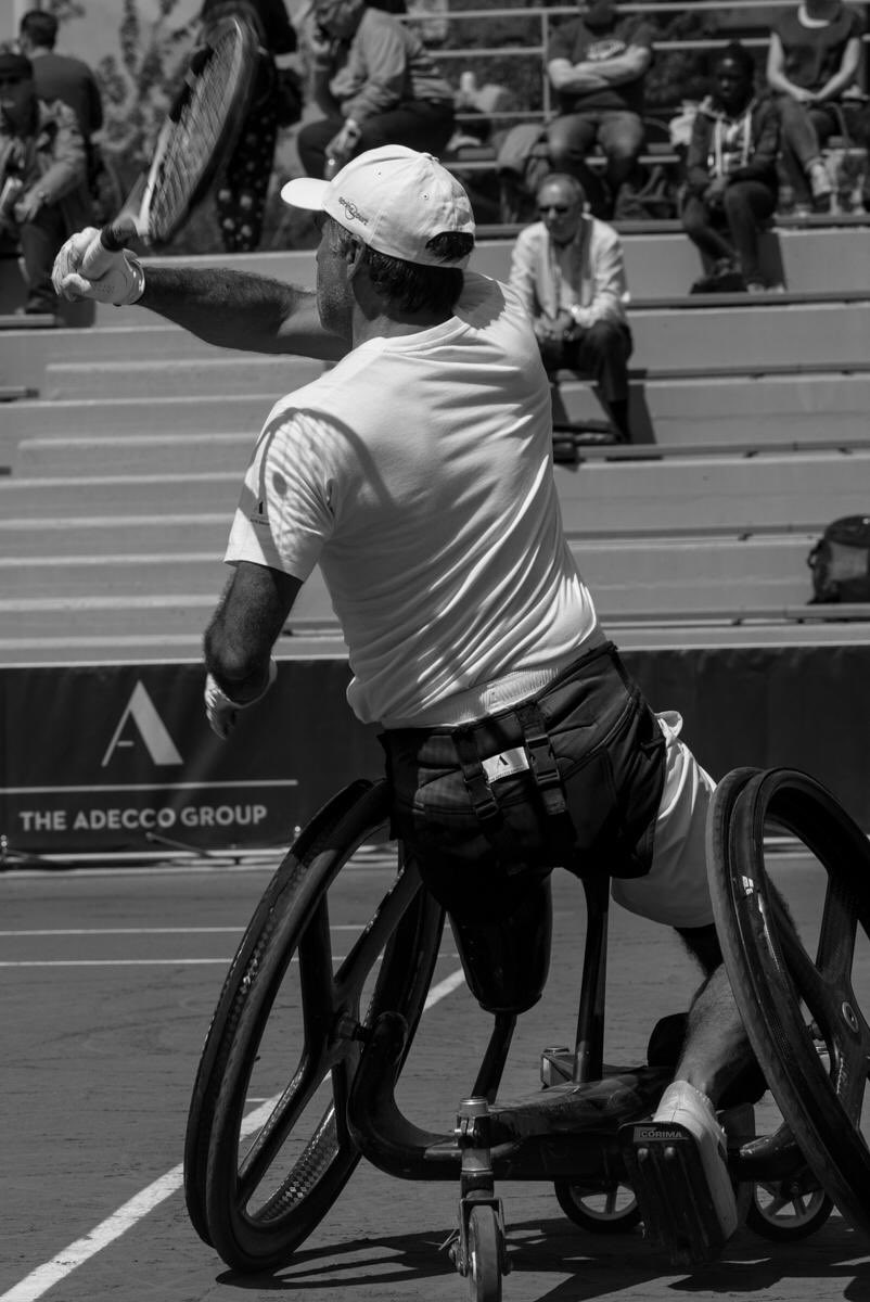 Aux côtés de <a href="/Nicolas_Peifer/">Nicolas Peifer</a> débute la deuxième journée du tournoi de tennis fauteuil <a href="/rolandgarros/">Roland-Garros</a>. Grand merci <a href="/AdeccoGroupFR/">The Adecco Group FR</a>  qui s’investit activement sur le circuit ! <a href="/FFTennis/">FFT</a> #adeccotennis #RG19 #tousenfauteuil