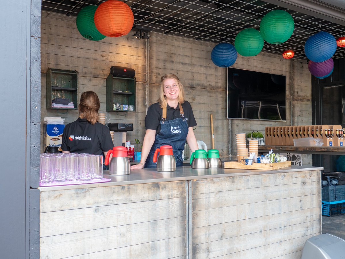 Het hoogste punt van het Burgemeester Aat de Jonge zwembad 🏊‍♀️ is bereikt! Wethouder Van Amerongen streek gisteren namens <a href="/VolgDronten/">Gemeente Dronten</a> de vlag en bedankte het team voor hun goede werk met (pannen)speciaalbiertjes voor thuis van <a href="/KaldKletske/">Kâld Kletske</a> #designbuild #bgddfoodtruckvankeet