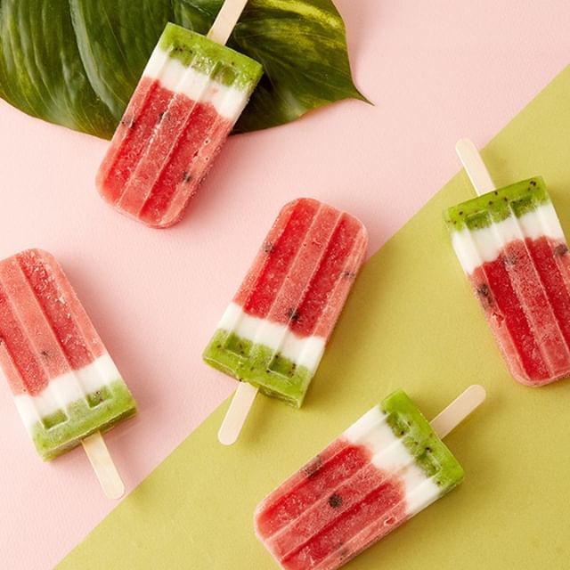 Lody z arbuza to idealne rozwiązanie na upalne dni! 🍉
Wystarczy wypełnić foremkę do lodów sokiem z arbuza, odrobiną cytryny i miodu a następnie zamrozić ❄️🍧
#lody #lodyzarbuza #watermelon #icecream #watermelonicecream #hurom #huromjuice #zdrowesoki #… bit.ly/2IDa6U3