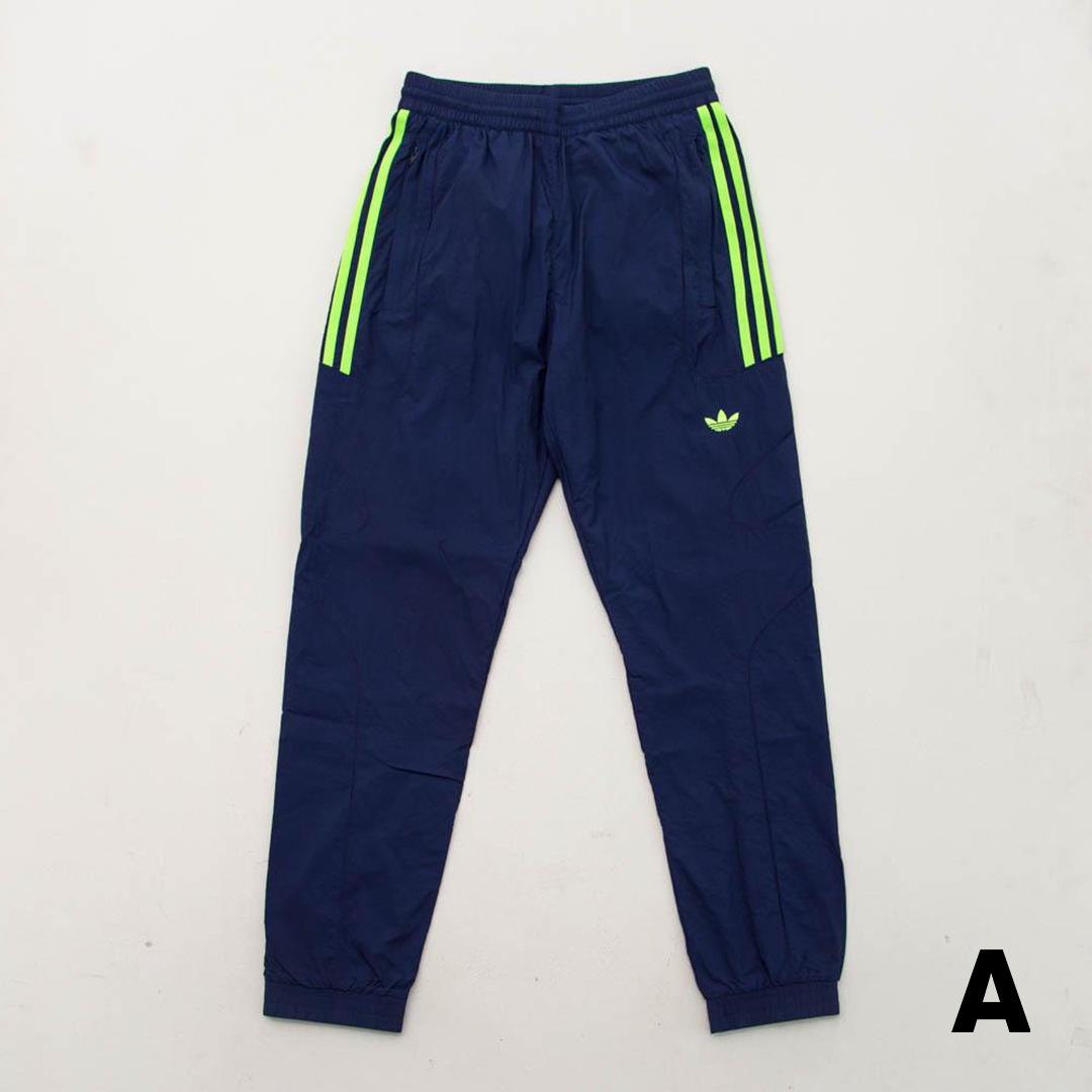 These late '90s football training gear inspired adidas Flamstrike Track Pants are crafted from 100% polyester mesh fabric with side zip pockets and an elasticated waist.
Available in-store and online.
See more here: 👉 bit.ly/2KAMPED
#adidas #flamestrike #astoreisgood