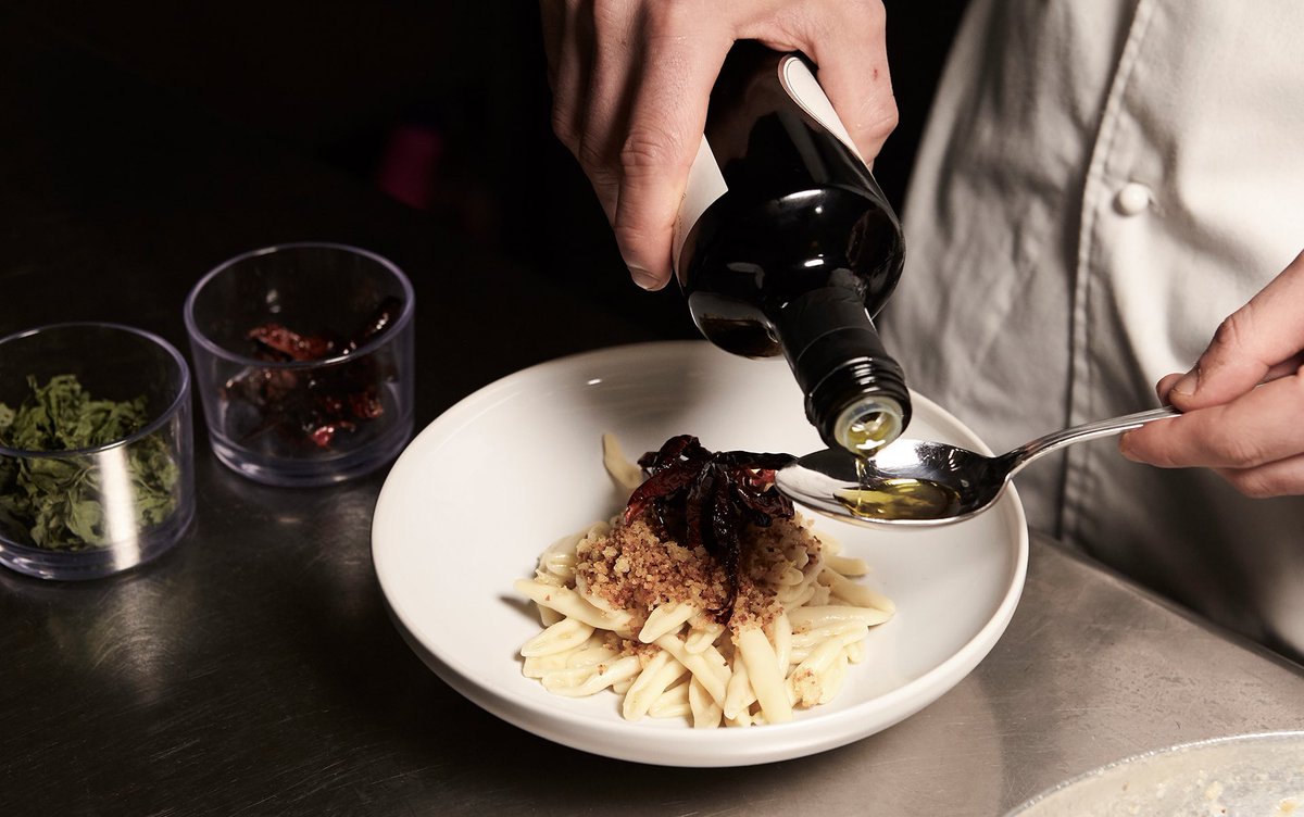 Bastano pochi ingredienti semplici, come #pangrattato, #peperonicruschi e un filo di #olio #extravergine di #oliva per trasformare un primo piatto in una ricetta unica e ricca di sapori. 
#italianfood #cometobasilicata #oliveoil #extravirginoliveoil #italiancuisine