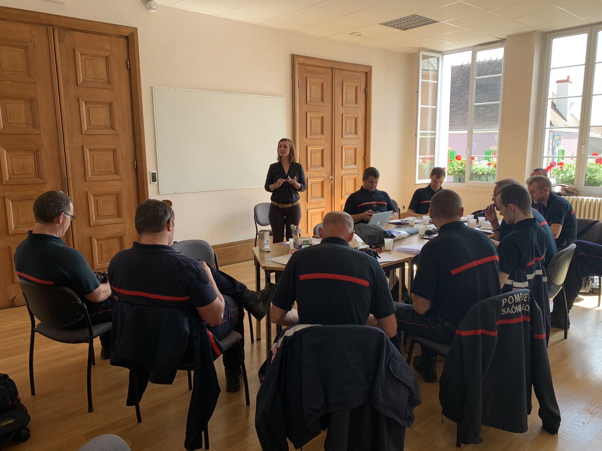 SDIS71's tweet photo. Nouvelle journée de #formation à #GENELARD pour nos #photographes #operationnels du #SDIS71 avec @fontaineemilie4 après un retour sur le #RESCOM2019 de Arles @Pompiers_13 et l’actualité de la #COM par @pdemousseau https://t.co/n2yo0wMRBT