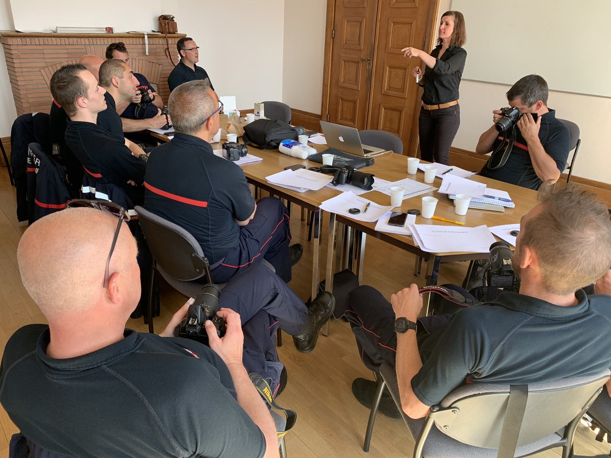 SDIS71's tweet photo. Nouvelle journée de #formation à #GENELARD pour nos #photographes #operationnels du #SDIS71 avec @fontaineemilie4 après un retour sur le #RESCOM2019 de Arles @Pompiers_13 et l’actualité de la #COM par @pdemousseau https://t.co/n2yo0wMRBT