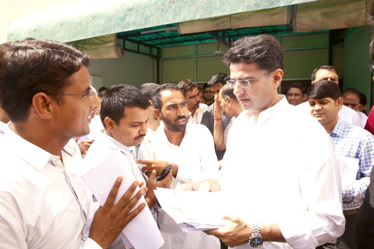 SachinPilot's tweet photo. आज सुबह निवास स्थान पर राज्य के विभिन्न क्षेत्रों से आये हुए आगुन्तकों से मुलाकात कर उनकी समस्याएं सुनी एवं उन्हें आश्वस्त किया कि हमारी सरकार आमजन की समस्याओं का समाधान करने के लिए लगातार प्रयासरत है| https://t.co/NA7FpttnLI
