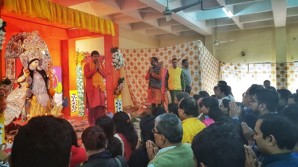 We spent the entire day having a gala time. Post the Puja ending, I invited her to my place to watch Antaheen, a movie she hadn't watched yet, which we were discussing at the Puja.She asked me to click a couple of photos of hers in saree to send to her mum and I obliged.