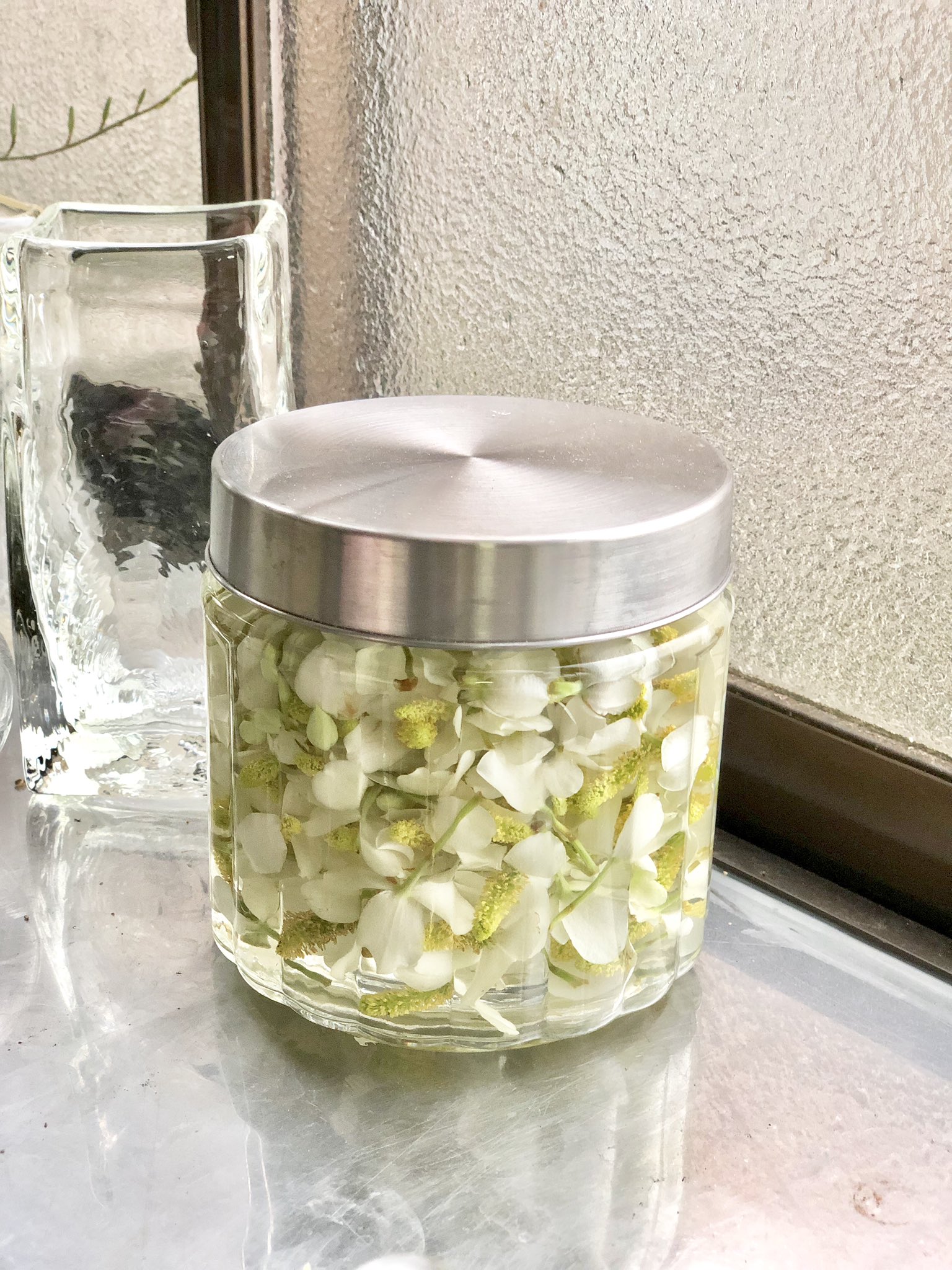 比古地朔弥 ドクダミの花の焼酎漬けを仕込む うちには25度の焼酎が余ってるので ホワイトリカー代わりに使ってる 去年は花 の時期に間に合わなくて葉っぱメインで漬けたけど 出来は大丈夫だった 花と葉っぱって効果が変わるのかな ビジュアルは花だけが