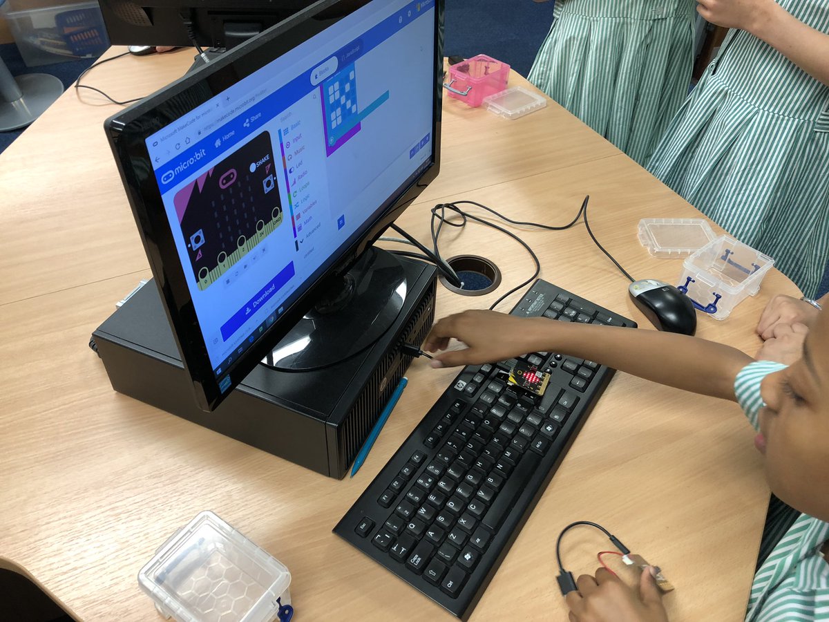 MistaHorne's tweet photo. Today’s Computer Architecture lesson is focused on @microbit_edu and the children are having great fun!! https://t.co/pWtjASZHpM