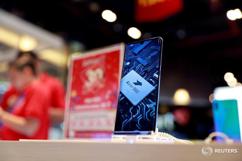 Reuters's tweet image. EXCLUSIVE: Facebook no longer allowing pre-installation of its apps on Huawei phones reut.rs/2I2IgBy via @katielpaul