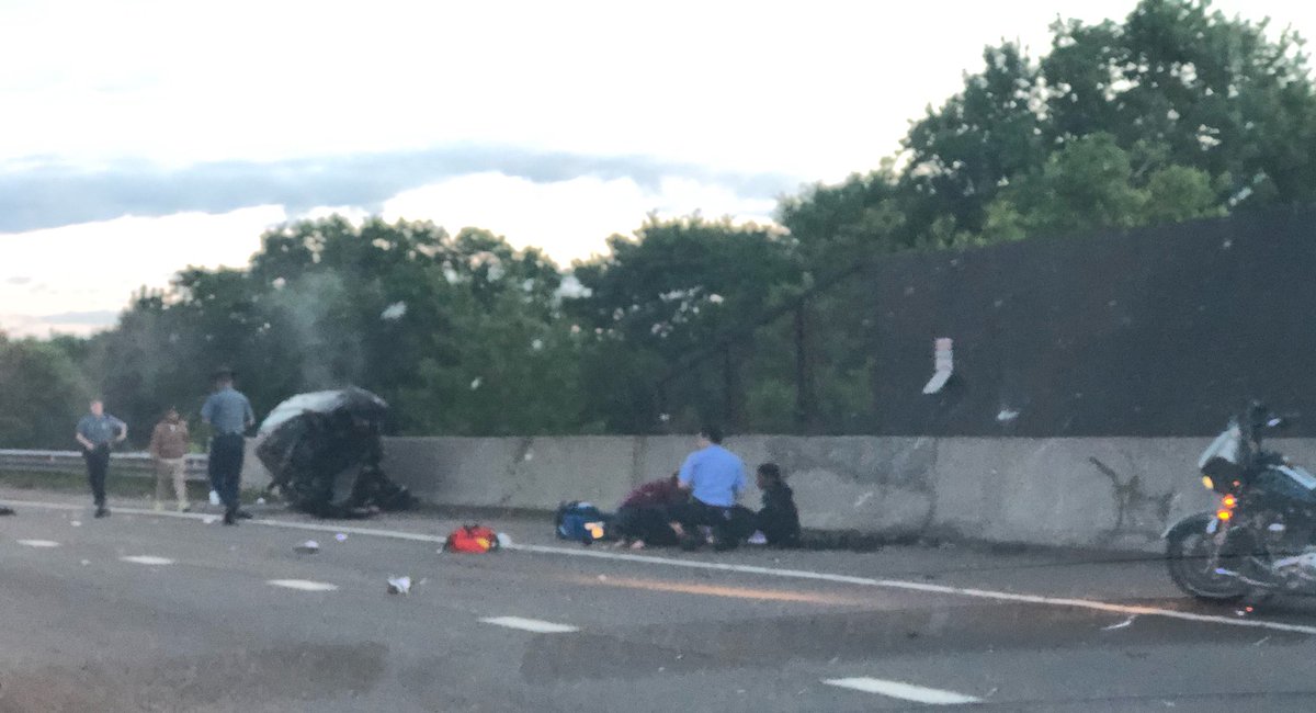 bruceKgarber's tweet photo. @wbz 128 nb just after rt 95 on ramp. 2 cars one in the middle of the road one against wall smoking. Police and rescue arriving on scene. https://t.co/dqwYj57LVI
