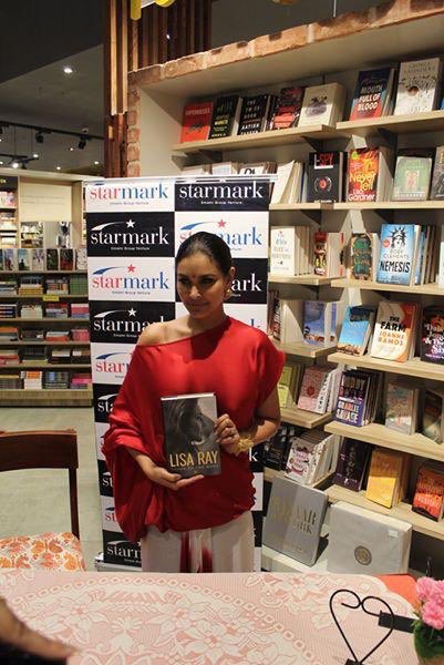 #repost @lisaraniray

Signed copies at #Starmark in #SouthCity #Kolkata swing by and grab your copy of @closetothebone.book
.
.
.
.
.
#CloseToTheBone #Booklaunch #LisaRay #Actress #Supermodel #Book #Bookstagram #Books #Read #Bookobsessed #Bookstagramindia #Instagood #India
