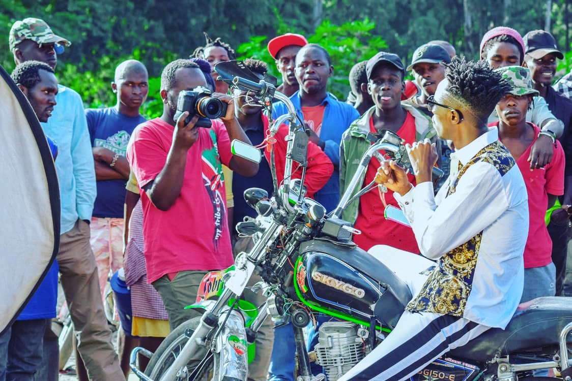 olekusso's tweet photo. "Me step up ina Gideon boot"
New song #Honourable 
Video:jackjacksone
Audio:amohdietach
#TNCmusic
#ghettoyut
#kingkong 👑 
https://t.co/YhGa79hYTj https://t.co/jFwoPoGcSR