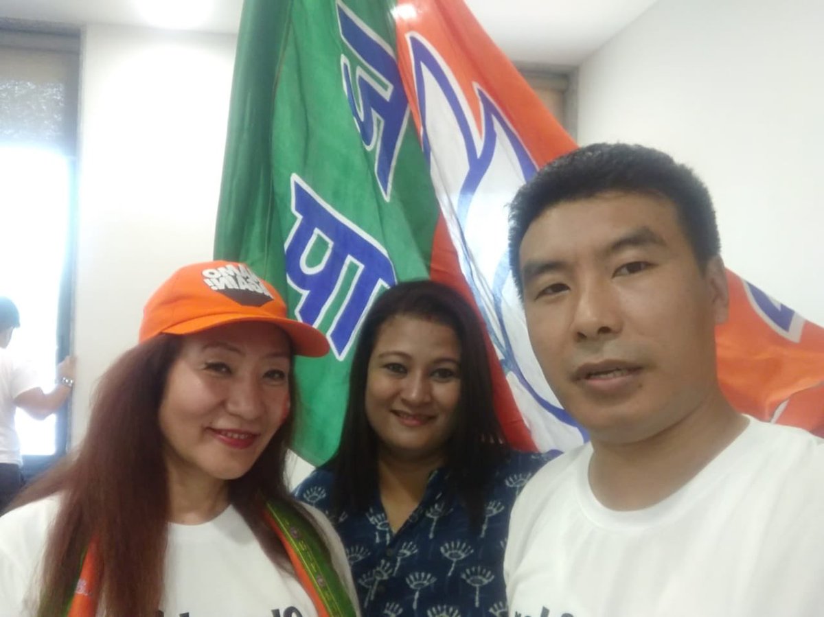 lindanewmai's tweet photo. With Bri Asai and sis Ghritashri on 23rd May at Party Headquarter while celebrating our party’s victory #LokSabhaElections2019
#BJP4NE
#NorthEastForModi
#ModiOnceMore https://t.co/VU3kAhNWlJ