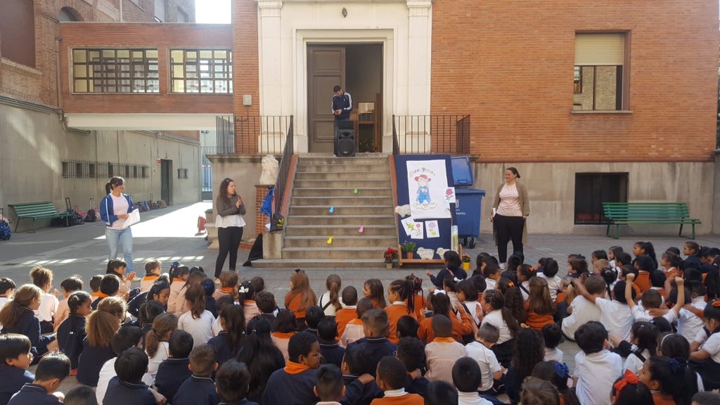 divpasmad's tweet photo. Los alumnos de #Infantil y 1º y 2º de #Primaria, se reúnen en el patio de #MariaAna para agradecer, en una emotiva celebración, el curso que termina #sonriealavida #pastoral #somosfranciscanas https://t.co/afJGbtTgtH