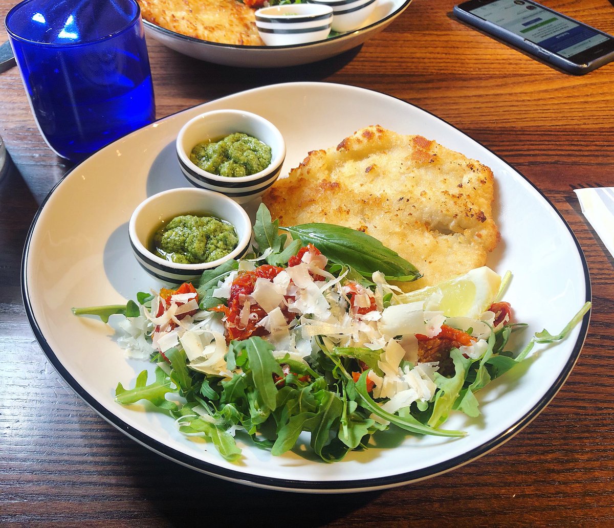 SarahChu's tweet photo. Comfort eating with double helpings 🥗 @PizzaExpress 

#pollomilanese #chicken #milanese #rocket #roastedtomatoes #pesto #extraextra #secondserving #granmilano #cheese #salad #lunch #pizzaexpress #restaurant #foodie #foodpic #instafood #food #london #TGIF #fridays https://t.co/0miCq4xzE3