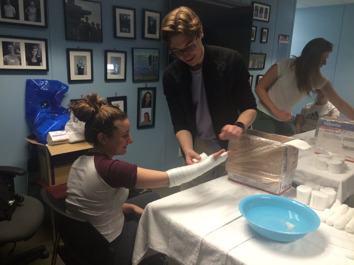 ROMPonline's tweet photo. And that's a wrap! Ending #ROMPWeek number 2 w/ our @QueensUGME & @uoftmedicine pre-clerks learning about #casting w/ the most humble and the best: @CgmhRoger @CollingwoodHosp #MedEd #RuralMed https://t.co/oZjZa9t3tk