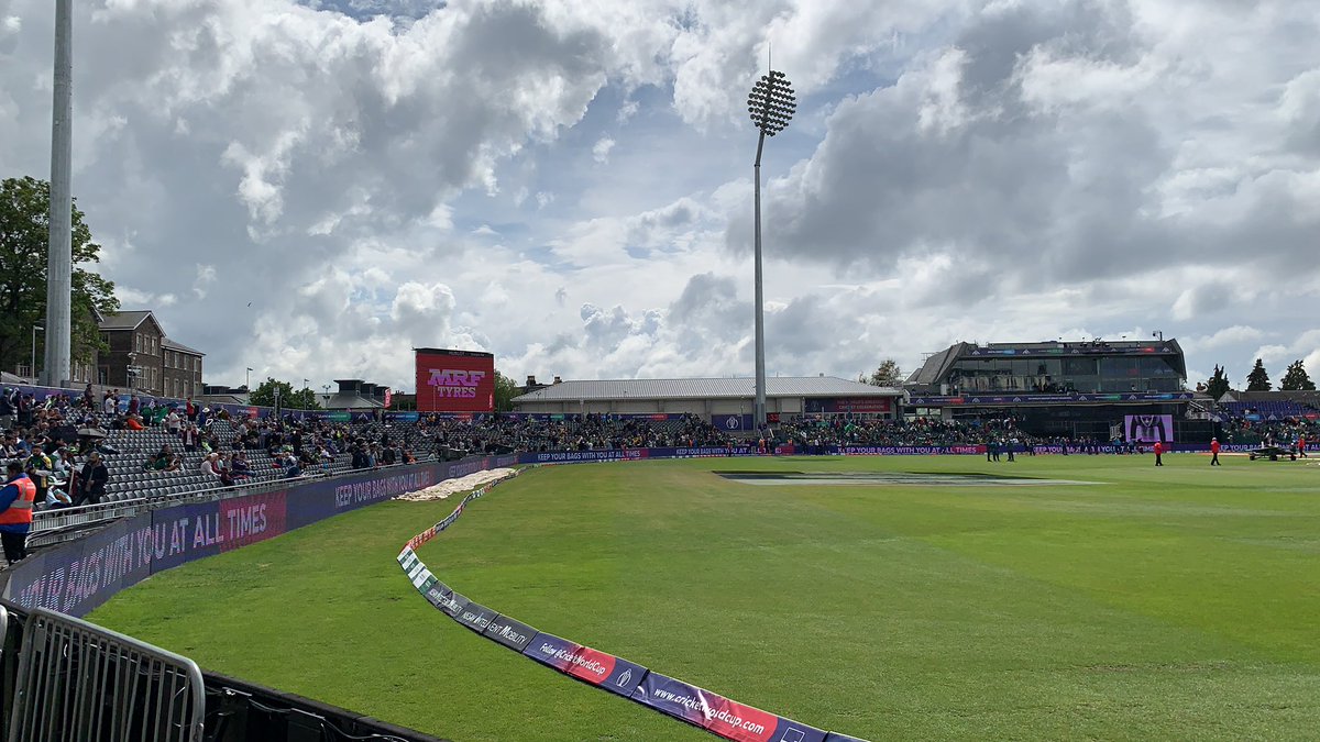 Sadyjeelani's tweet photo. The suns out and suddenly it’s getting hot 🥵 #CWC19Bristol #PAKvSL https://t.co/O2W1ixFuCz