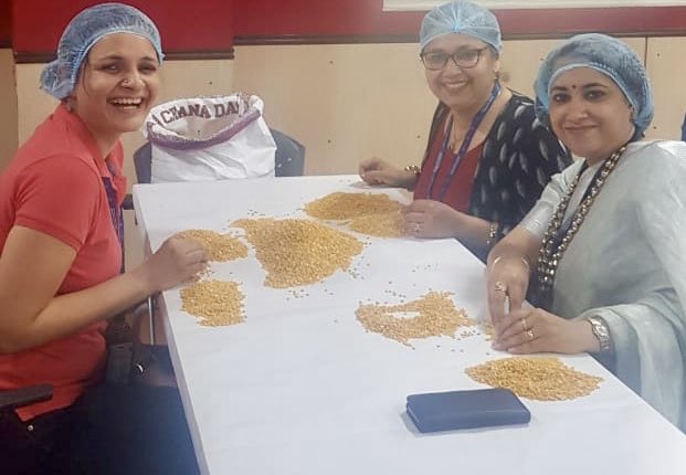 Genpact_Cares's tweet photo. Today, we kicked off our #Feed10Million campaign in India... First stop- Gurgaon!  
600 Volunteers enthusiastically sorted pulses to help provide wholesome and nutritious meals to communities! 

#TransformationForGood #CSR #Volunteering #WeareGenpact https://t.co/v0DDoezcD6