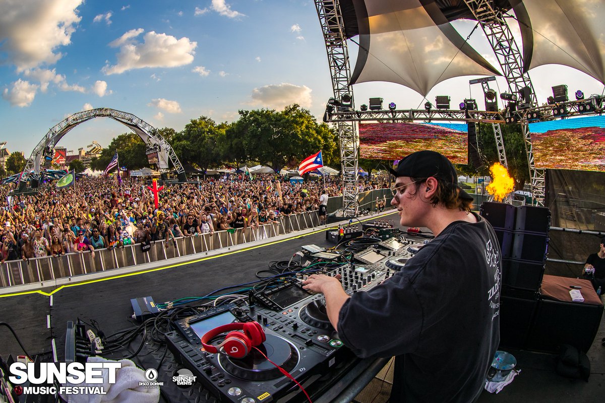 sunsetotr's tweet photo. We found our favorite song with @Audien at #SUNSET19!ππ
πΈ: @AliveCoverage https://t.co/JzEMLLl0wd
