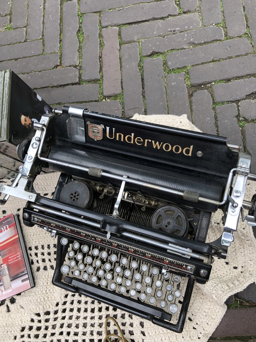 fabstylistikaNL's tweet photo. Vanmorgen triest na afscheid hondje ben ik naar Waterlooplein gegaan en zag zoveel mooie dingen en fijne sfeer. #troost vinden in de stad. #amsterdamlife en daar stond de beroemde typemachine uit #nakedlunch van #williamburroughs #fangirl #underwood https://t.co/hwnsKhDUVo