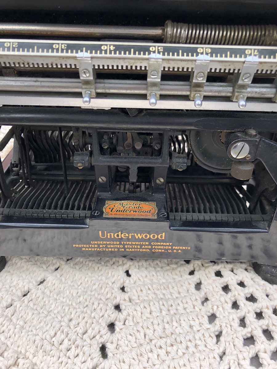 Vanmorgen triest na afscheid hondje ben ik naar Waterlooplein gegaan en zag zoveel mooie dingen en fijne sfeer. #troost vinden in de stad. #amsterdamlife en daar stond de beroemde typemachine uit #nakedlunch van #williamburroughs #fangirl #underwood