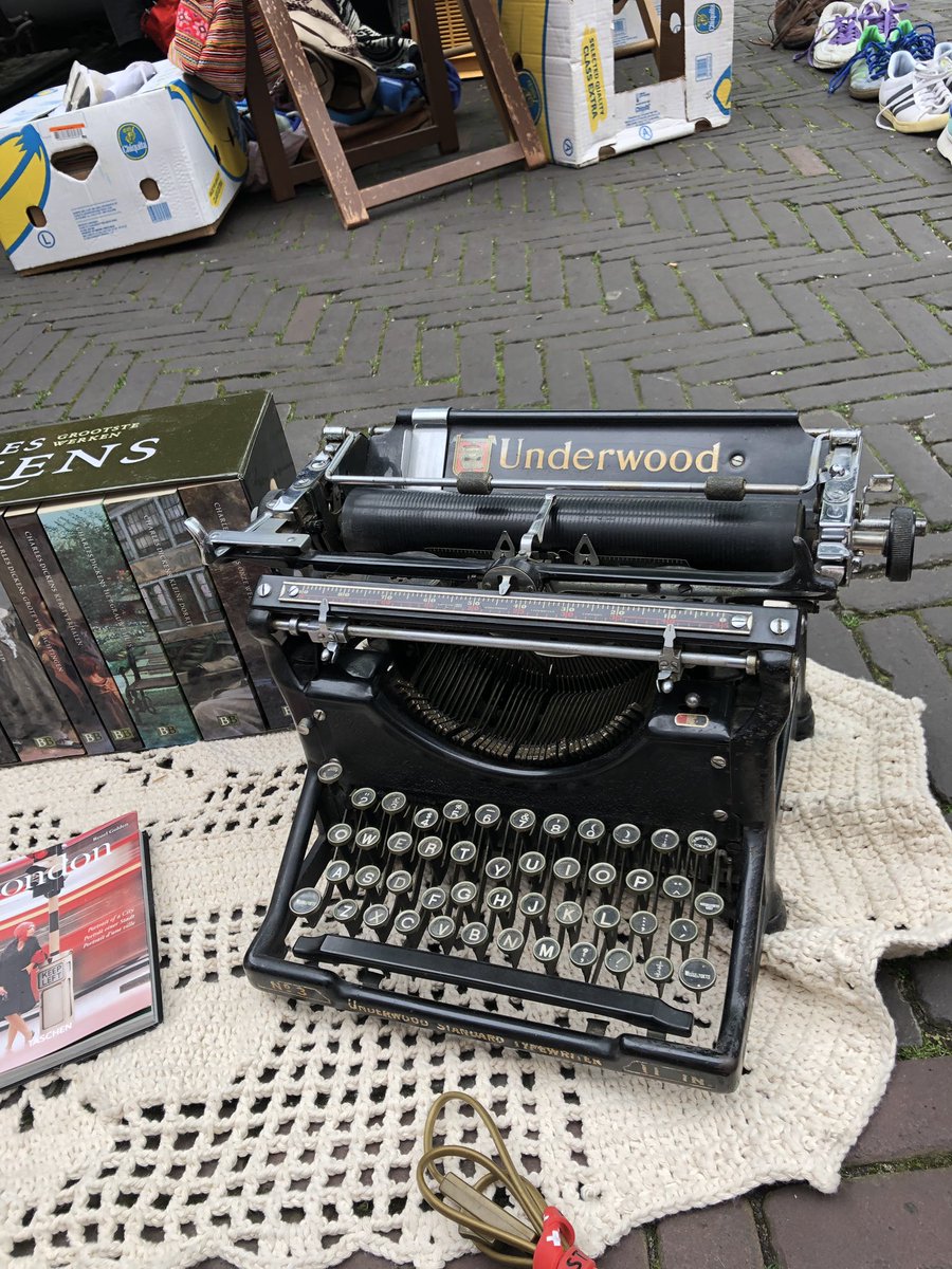 fabstylistikaNL's tweet photo. Vanmorgen triest na afscheid hondje ben ik naar Waterlooplein gegaan en zag zoveel mooie dingen en fijne sfeer. #troost vinden in de stad. #amsterdamlife en daar stond de beroemde typemachine uit #nakedlunch van #williamburroughs #fangirl #underwood https://t.co/hwnsKhDUVo