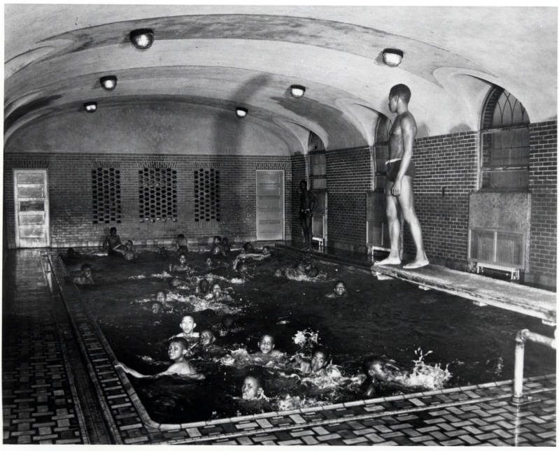 Did you learn to swim at the #YMCA? Hopefully you had more head clearance at your pool than these mid-20th century kids in Newark, NJ #ArchivesPoolParty (purl.umn.edu/77264)