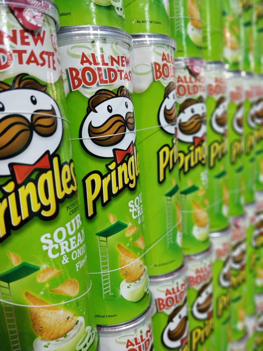 bhogleharsha's tweet photo. Well done. @pringlesindia for creating a Guinness World Records structure with 10,005 Pringles Cans - All the fans saying #GetItBackIndia - take a look at this! Nice! @GWS https://t.co/2qynX9ZAcE