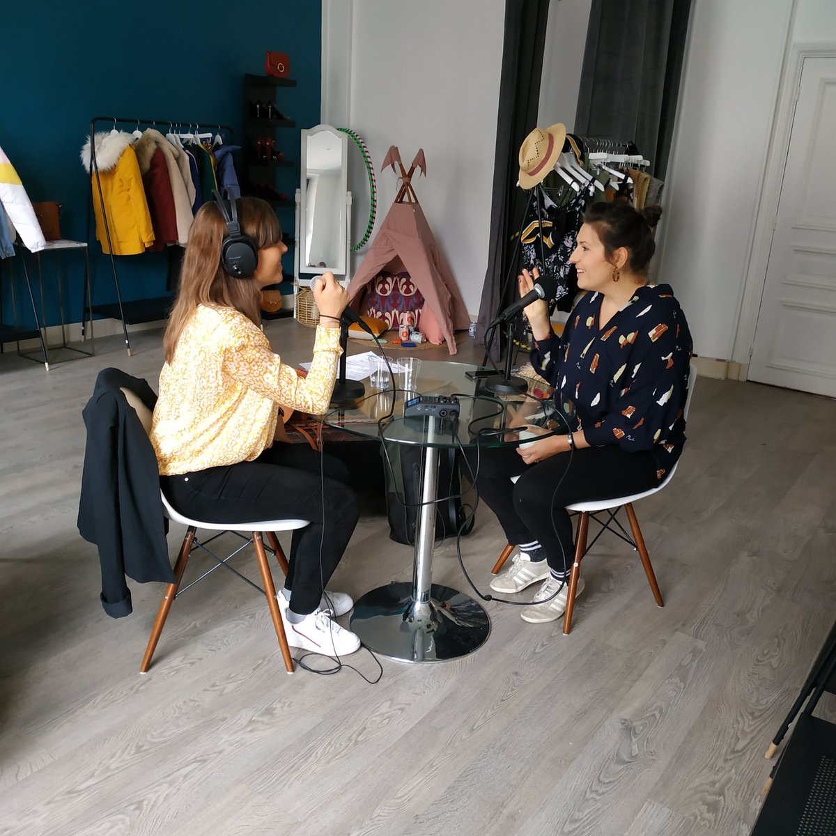 Gemo_Officiel's tweet photo. 🎙️ @axellemarot enregistrait ce matin le podcast #RevolutionInfluence pour parler de notre présence sur les réseaux sociaux et des influenceurs avec qui nous co-créons nos collections ! https://t.co/gEZ2CR4hd3
