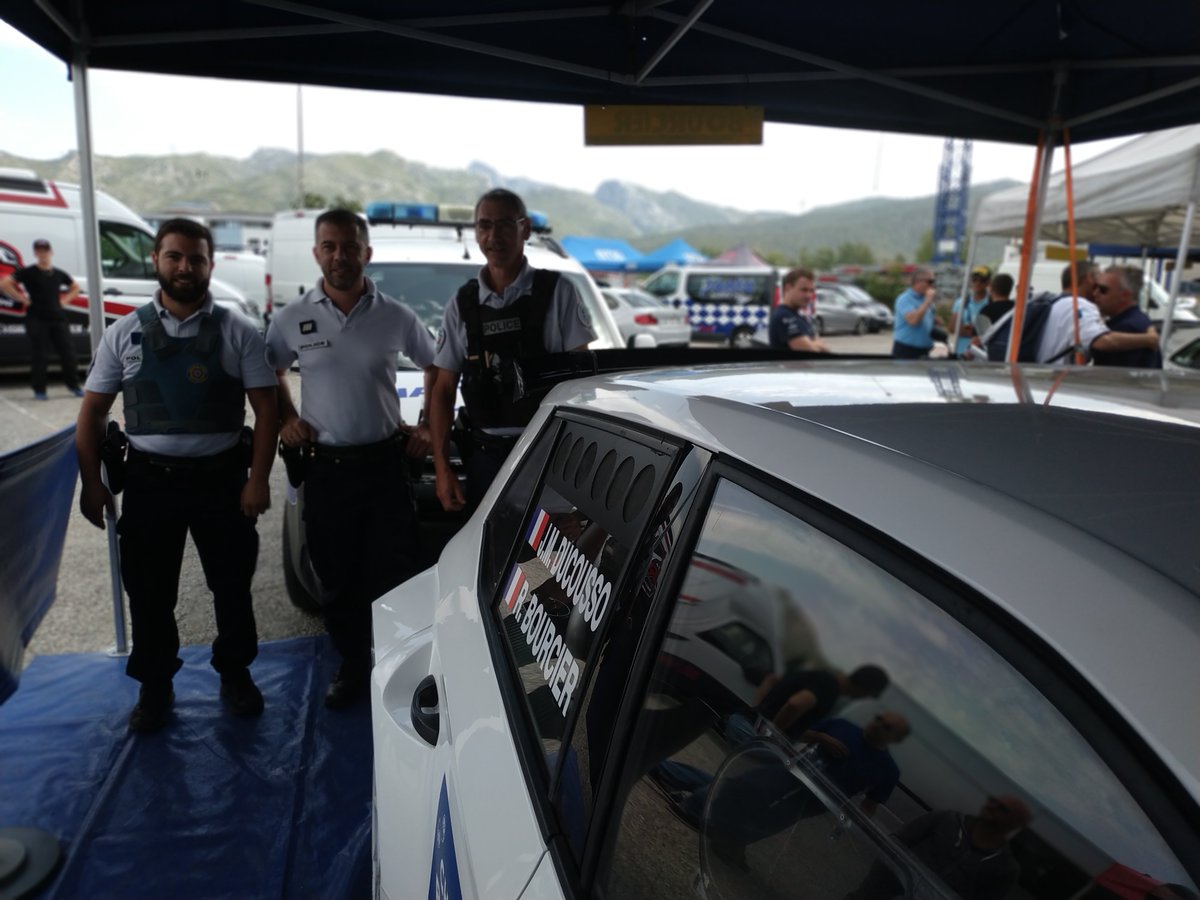 PoliceNat13's tweet photo. Prenez le départ🏁 du 34ème #Rally Ste Baume @departement13 @villedaubagne avec 👮@PoliceNat13 🚔 et Richard Bourcier 🚘 septuple vainqueur 🏆de l'épreuve. ➡️Respectez les consignes de sécurité des commissaires de course sur parcours ! Bonne course à tous les passionnés #4roues https://t.co/a7TuJkf1cT