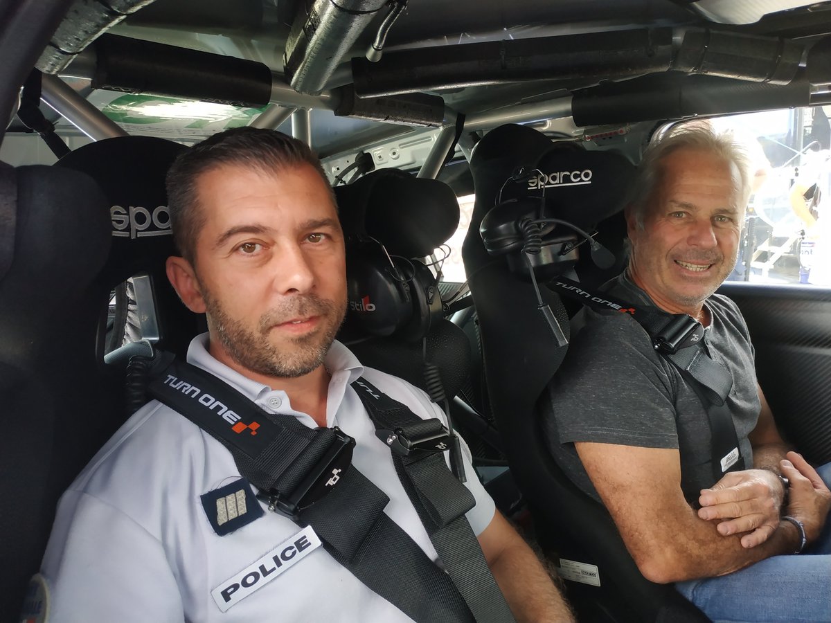 PoliceNat13's tweet photo. Prenez le départ🏁 du 34ème #Rally Ste Baume @departement13 @villedaubagne avec 👮@PoliceNat13 🚔 et Richard Bourcier 🚘 septuple vainqueur 🏆de l'épreuve. ➡️Respectez les consignes de sécurité des commissaires de course sur parcours ! Bonne course à tous les passionnés #4roues https://t.co/a7TuJkf1cT
