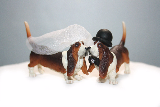 PolkaDotTopShop's tweet photo. Isn't this perfect for a #doglover s cake?! #wedding #caketoppers #bassethound https://t.co/cB0ur9GhdV
