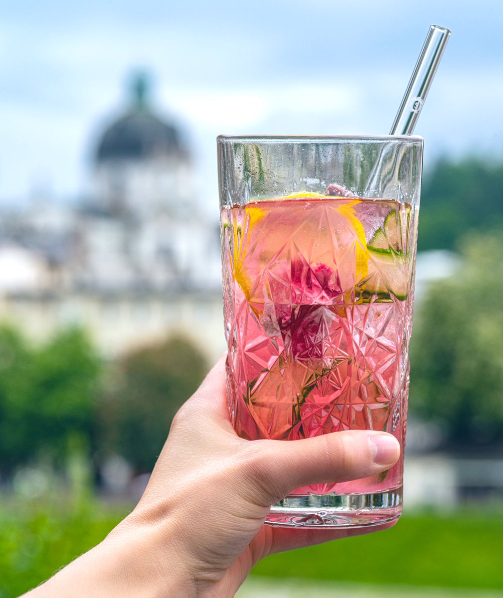 Are you ready for the weekend?☀️ #sacherbar #hotelsacher #sachersalzburg #drinksinsalzburg #ginoclock #fridaynights #barwithaview #weekenddrinks #weekendinsalzburg #salzburgcity #sacherhotels #sacher #lhw #lhwtraveler