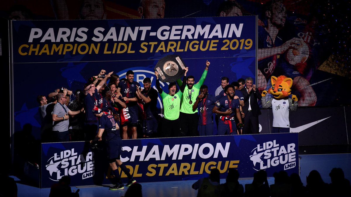 ParisSG_Brasil's tweet photo. #Handball: O @psghand recebeu o Cesson-Rennes e venceu por 29 a 20, na última partida da @LidlStarligue.
Porém, além do troféu levantado, a partida marcou a despedida de @Thierry_Omeyer das quadras. O goleiro multicampeão se aposenta neste fim de temporada
#MerciTiti
🔴🔵 🏆 https://t.co/eJGExTWAe8