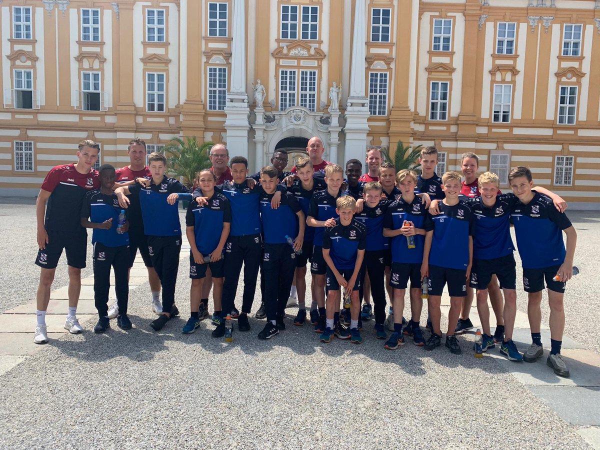 sch_akademy's tweet photo. #O15 is inmiddels gearriveerd in Oostenrijk en snuift nog even wat cultuur op. Morgen gaan we echt beginnen! ⚽️💪 https://t.co/KALj5Erlq3