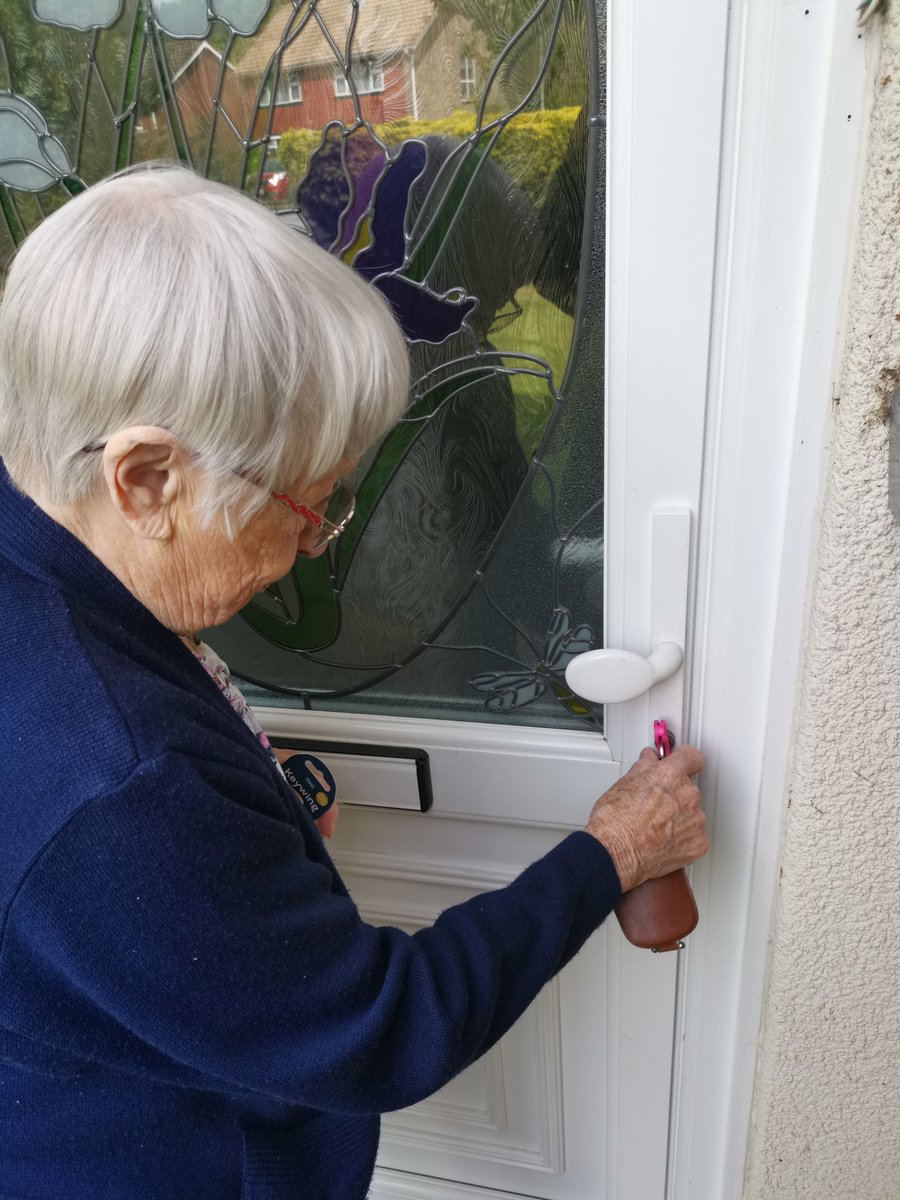 jclocksmiths's tweet photo. Was called to a upvc door that was hard to lock & unlock made some adjustments now very smooth but noticed the lady struggling to turn the key becouse of arthistis in her hands so she tryed @the_Keywing & what a difference she had a big smile on her face. https://t.co/YFpittTV38