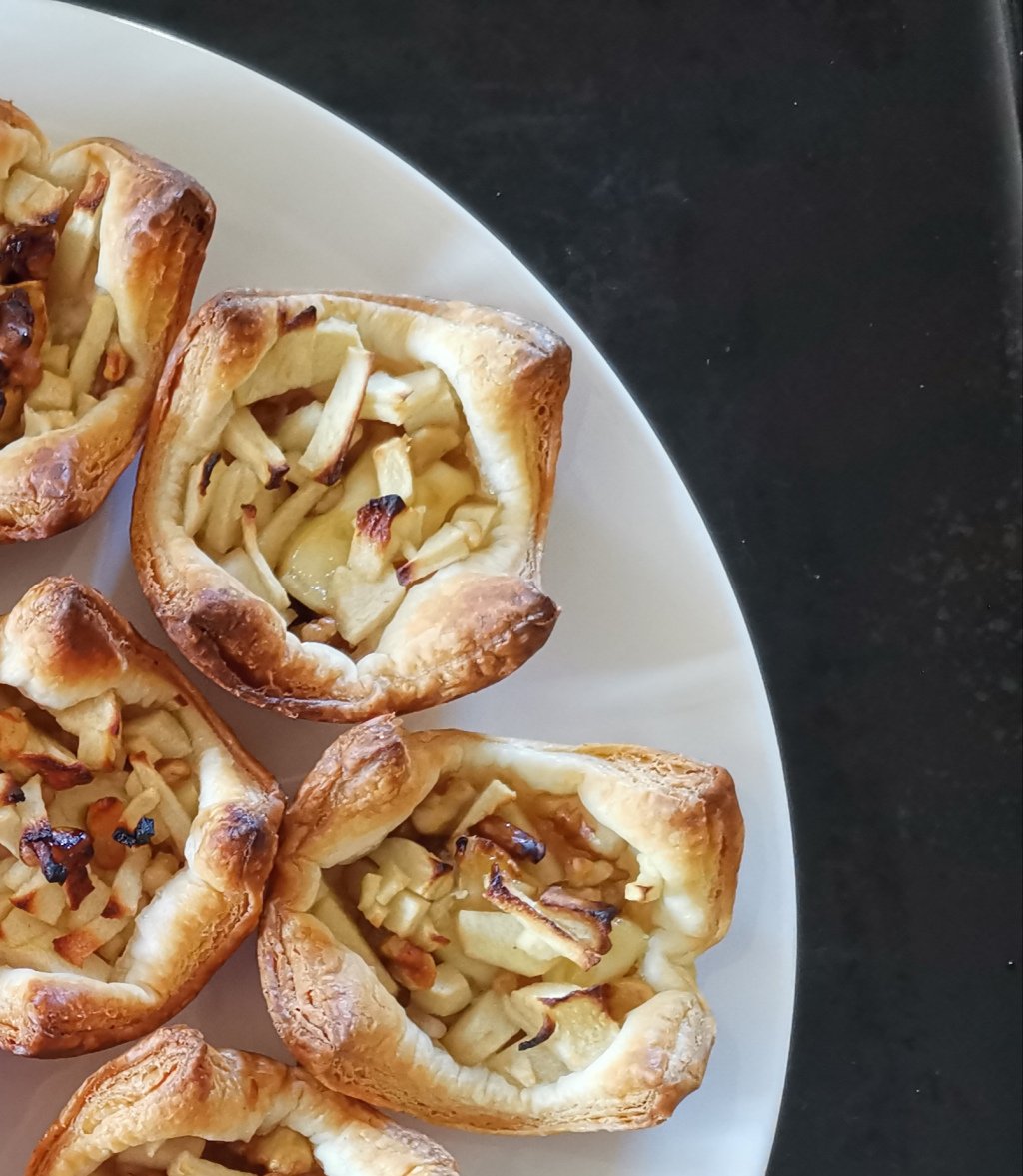 Sonda_M's tweet photo. Honing-appel-brie in bladerdeeg https://t.co/Q1H6lpIzXk https://t.co/qVCFOFTiIj