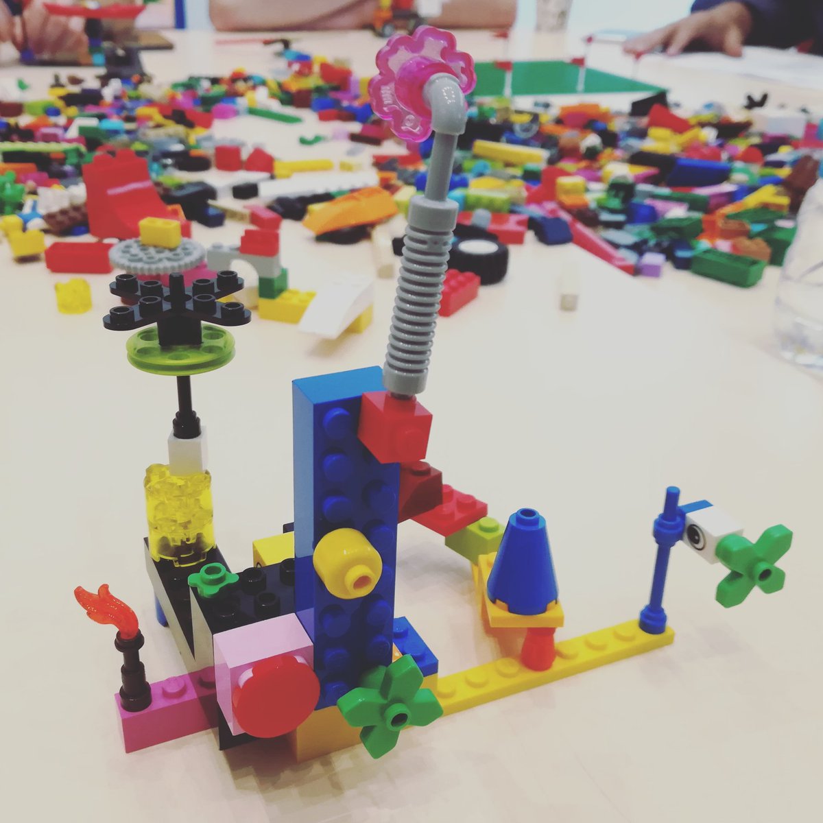 NotesDesigner's tweet photo. #legoseriousplay can help you break the ice . It's team bonding, fun, relaxing, revealing and boosts creativity. #lego #seriousplay #workshop by @ProMeetings https://t.co/CyQzwyAbHm