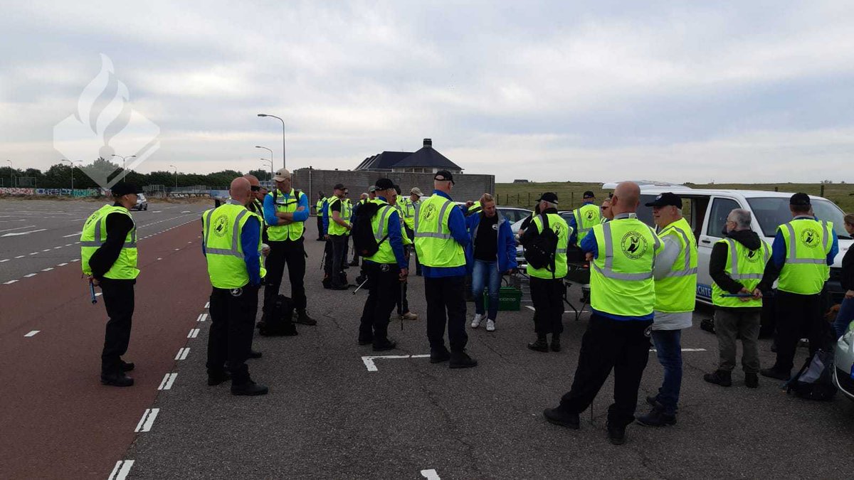 Politie's tweet photo. Vandaag zochten agenten in #Katwijk samen met vrijwilligers van het Veteranen Search Team, KNRM, Staatsbosbeheer en Kustwacht naar de vermiste Anja Schaap. Helaas leverde de zoektocht niets op. Wil je weten wat de politie zoal doet bij een vermissing? Zie https://t.co/etL4jifebI https://t.co/U8jApthwvg