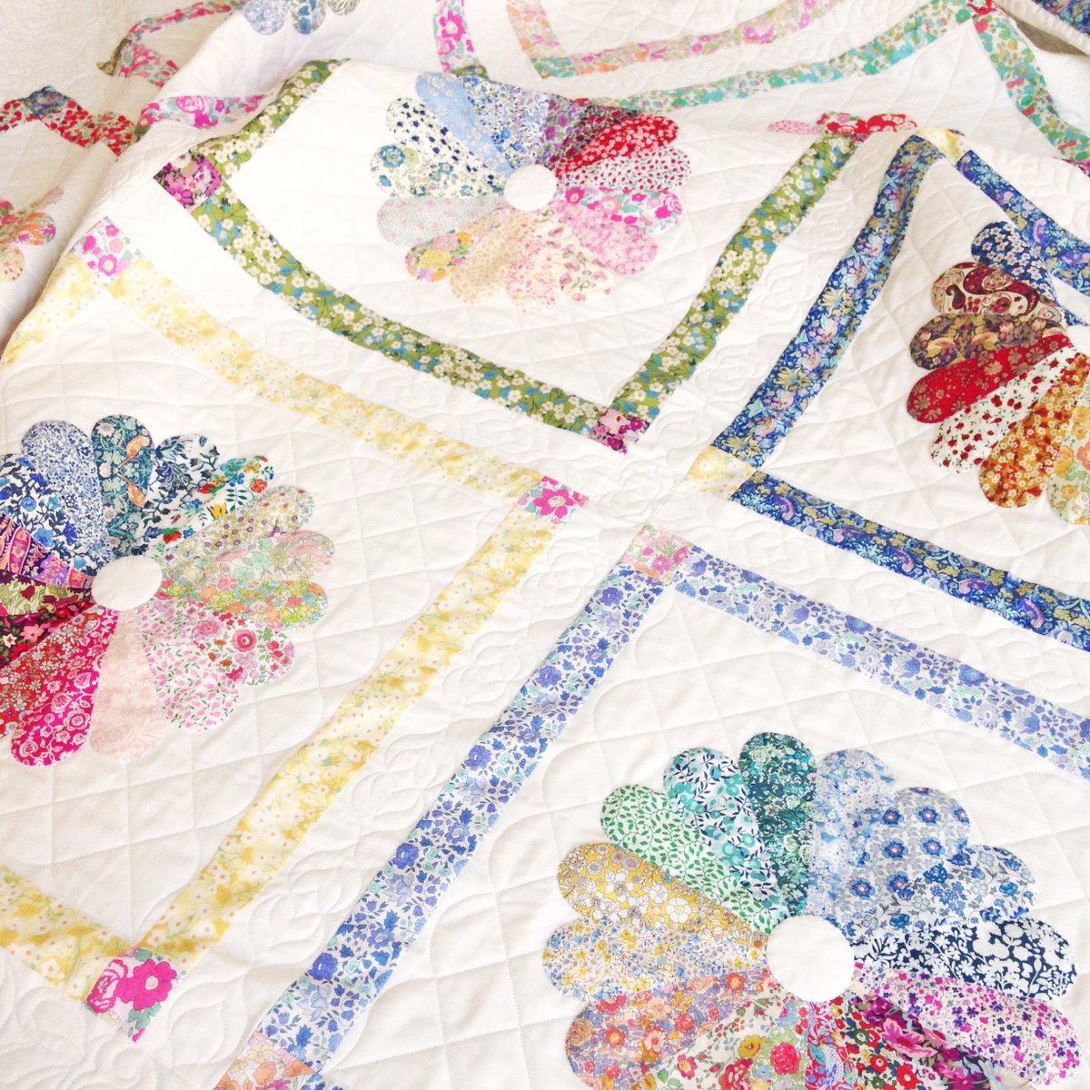 I've written a guide to EPP with some super handy top tips.  Full story and tips on the blog today alicecaroline.com/blog #loveepp #englishpaperpiecing #EPP #EPPtoptips #Dresdenplate #quilting #quilt