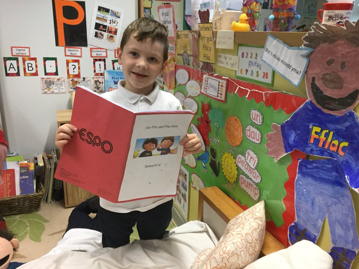 Yr1GUPS's tweet photo. Children in Class1C have enjoyed reading Welsh books this week. They love Fflic and Fflac and enjoy taking it in turns to take them home.@Yr1GUPS  #GUPSCym https://t.co/YKB8FTGZgW