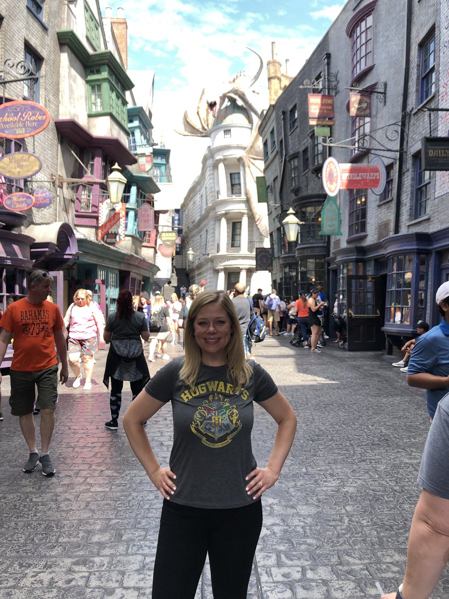 Dressel_Moss's tweet photo. Hey third graders! Hope you’re having an awesome summer! Guess where I am?! https://t.co/IAI8JG9Ohq
