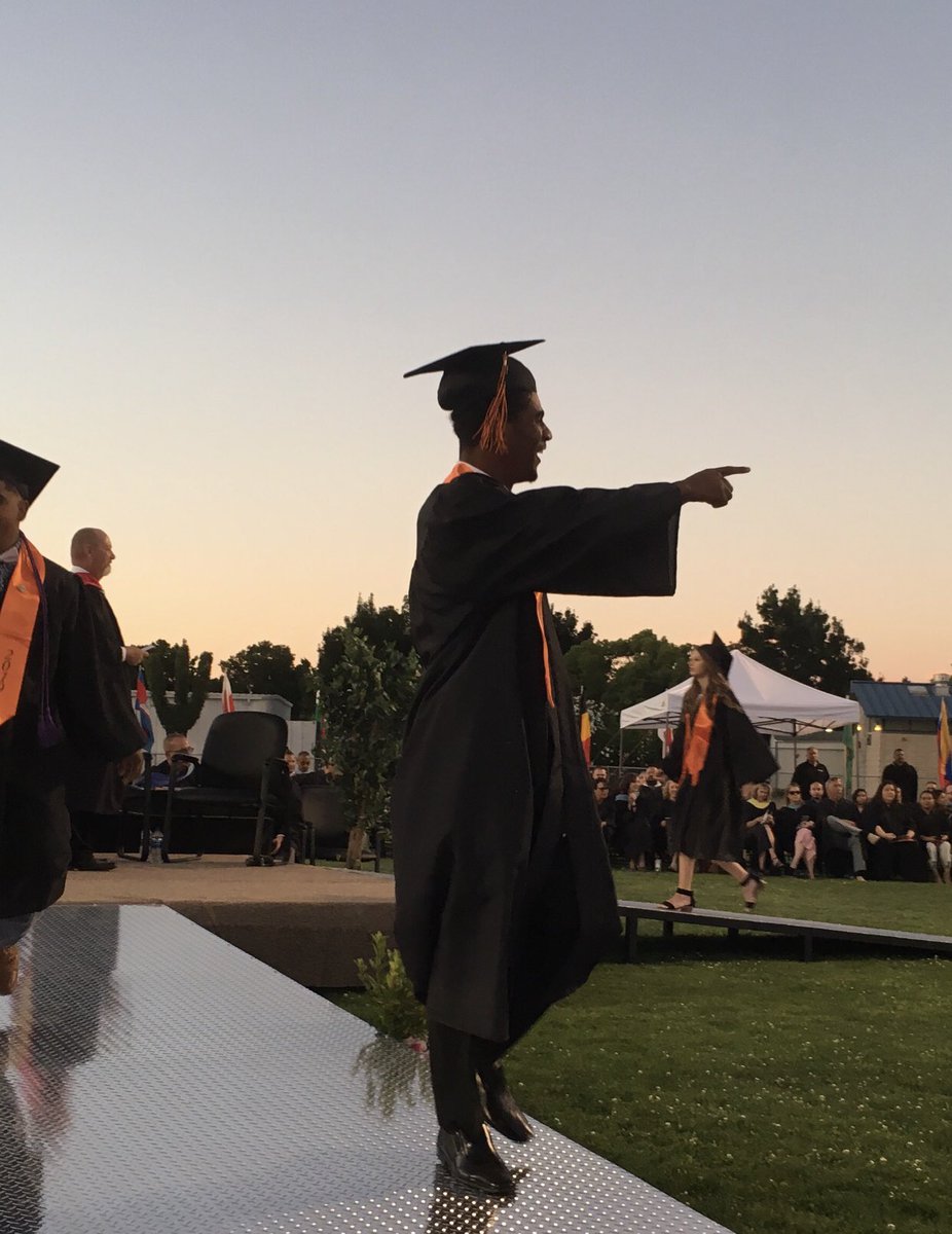 emj_3232's tweet photo. What a night...so proud of my baby boy! Congrats @X_2_Saucy! The graduate! 👏🏾👏🏾👏🏾 #MHS2019grad #senioryear2019 https://t.co/1uCT7kIrwk